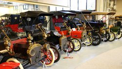 Meerdere-auto-s-in-het-museum-Foto-Ford-Museum-den-Hartogh.jpg