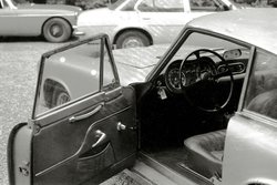 Mannenafdeling-schuurvondst-gent-jaguar-XK140-zwart-wit-binnenzijde.jpg